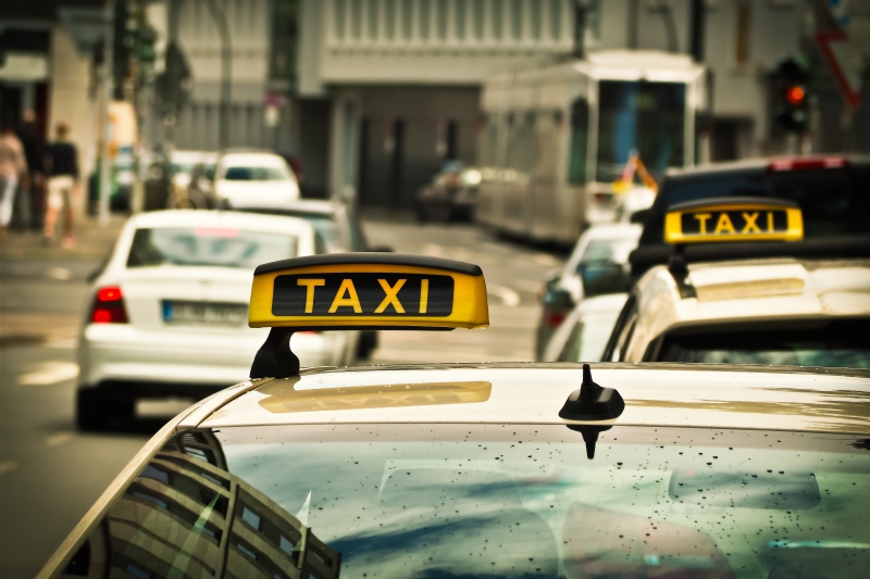 taxis-LA COLLE SUR LOUP-min_road-traffic-car-glass-driving-city-583084-pxhere.com