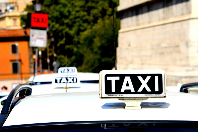 taxis-LA COLLE SUR LOUP-min_taxi_auto_rome_road_white-1051610